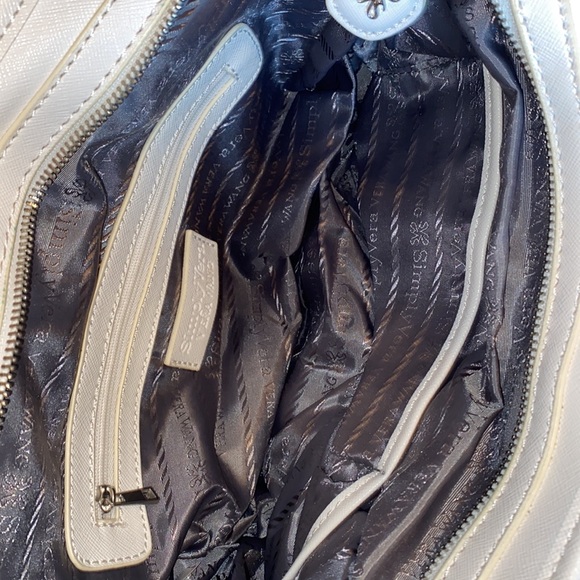 A simple Vera white purse - Picture 2 of 3